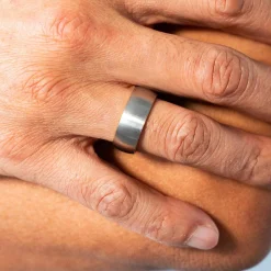 Bague acier gris intérieur doré jaune
