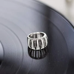 Bague argent 925 et ruthénium noir, spinelles noires et zirconias