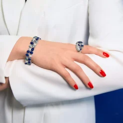 Bague argent 925 et ruthénium noir, pierres imitations bleues, zirconias.