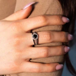 Bague argent 925, zirconias noirs et blancs.