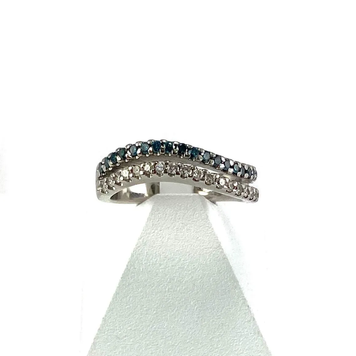 Bague d'occasion or 585 blanc diamants blancs et bleus traités