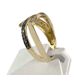 Bague d'occasion or 750 jaune avec diamants blancs et diamants noirs traités