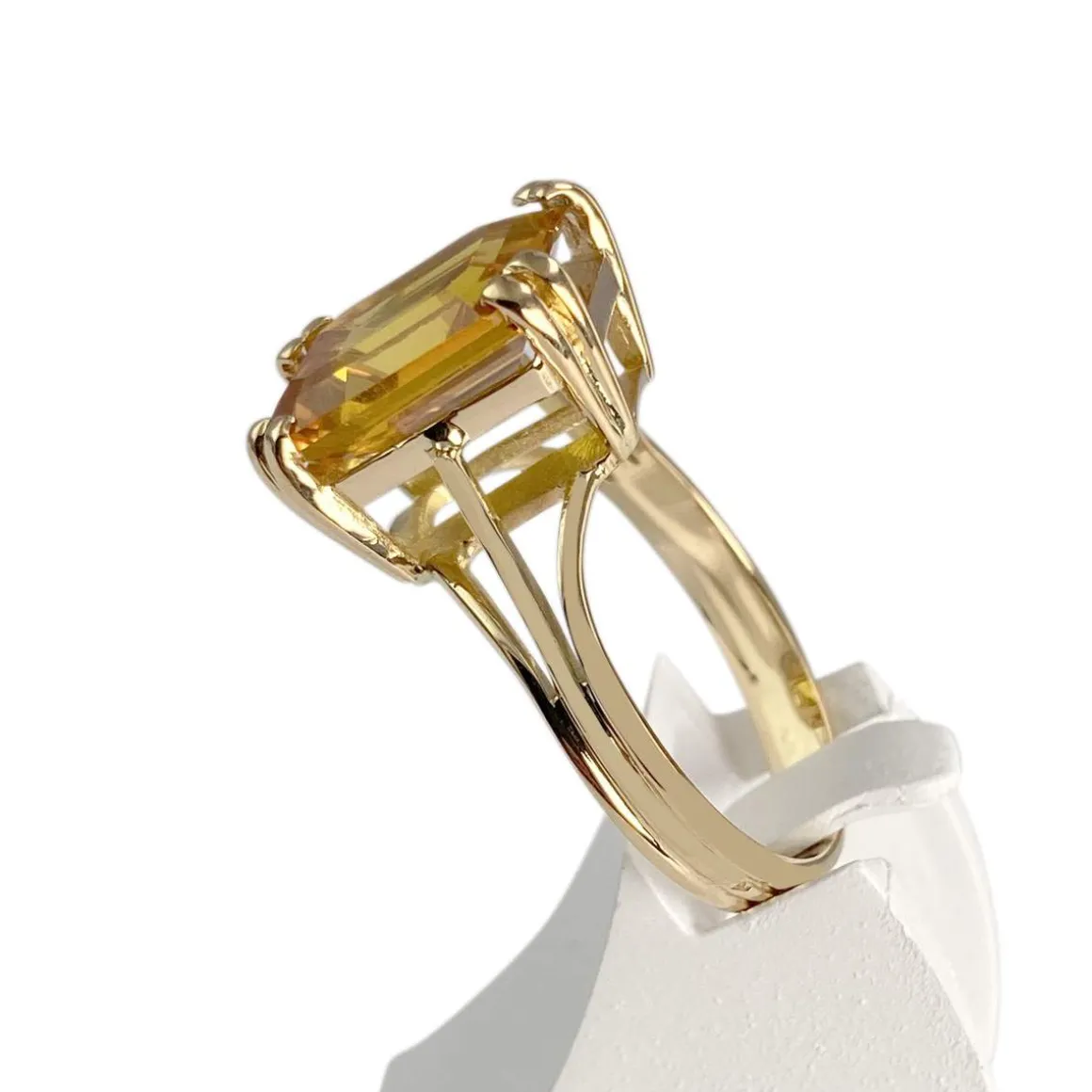 Bague d'occasion or 750 jaune corindon synthétique