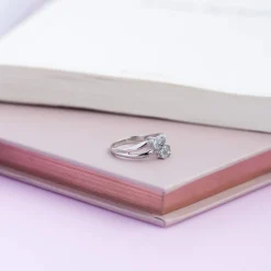 Bague or 375 blanc aigues-marines ovales et diamants