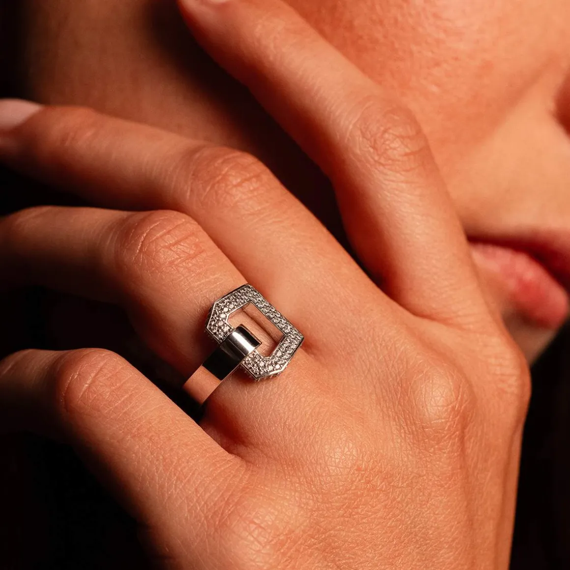 Bague or 750 blanc boucle et demi-tour diamants
