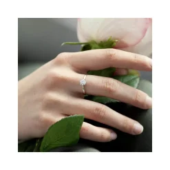 Bague or 750 blanc fleur diamants synthétiques 0,15 carat