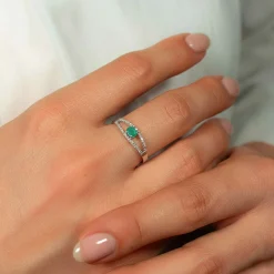 Bague or 375 blanc émeraude et diamants