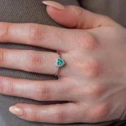 Bague or 375 blanc émeraudes diamants motif coeur