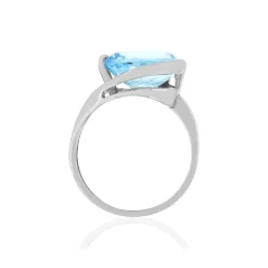 Bague or blanc 750, 1 topaze bleue traitée de 5,25 carats.