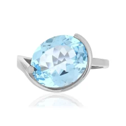 Bague or blanc 750, 1 topaze bleue traitée de 5,25 carats.