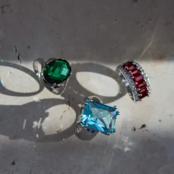 Bague or blanc 750, 1 topaze bleue traitée de 10,50 carats.