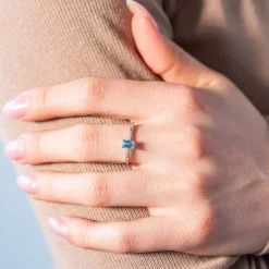 Bague or blanc 375 topaze bleue traitée et diamants