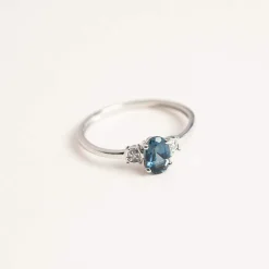 Bague or blanc 375 topaze bleue traitée diamants