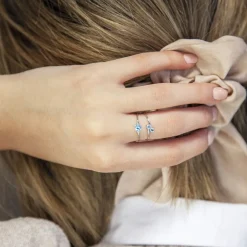 Bague or blanc 375 topaze bleue traitée carrée et diamants