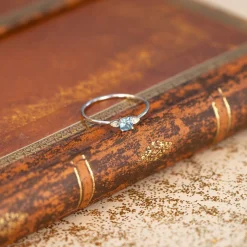 Bague or blanc 375 topaze bleue traitée carrée et diamants