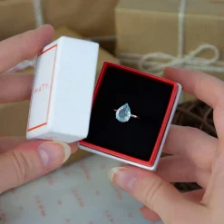 Bague or 375 blanc topaze bleue traitée