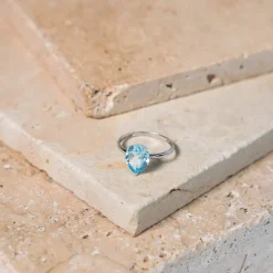Bague or 375 blanc topaze bleue traitée