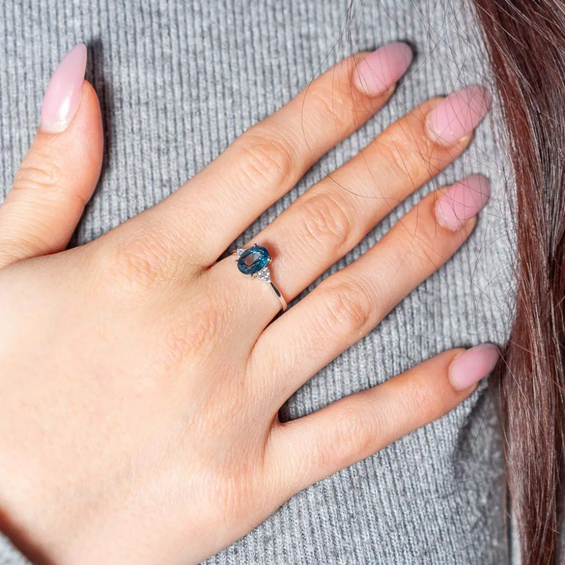 Bague or 375 blanc topaze bleue traitée et zirconias