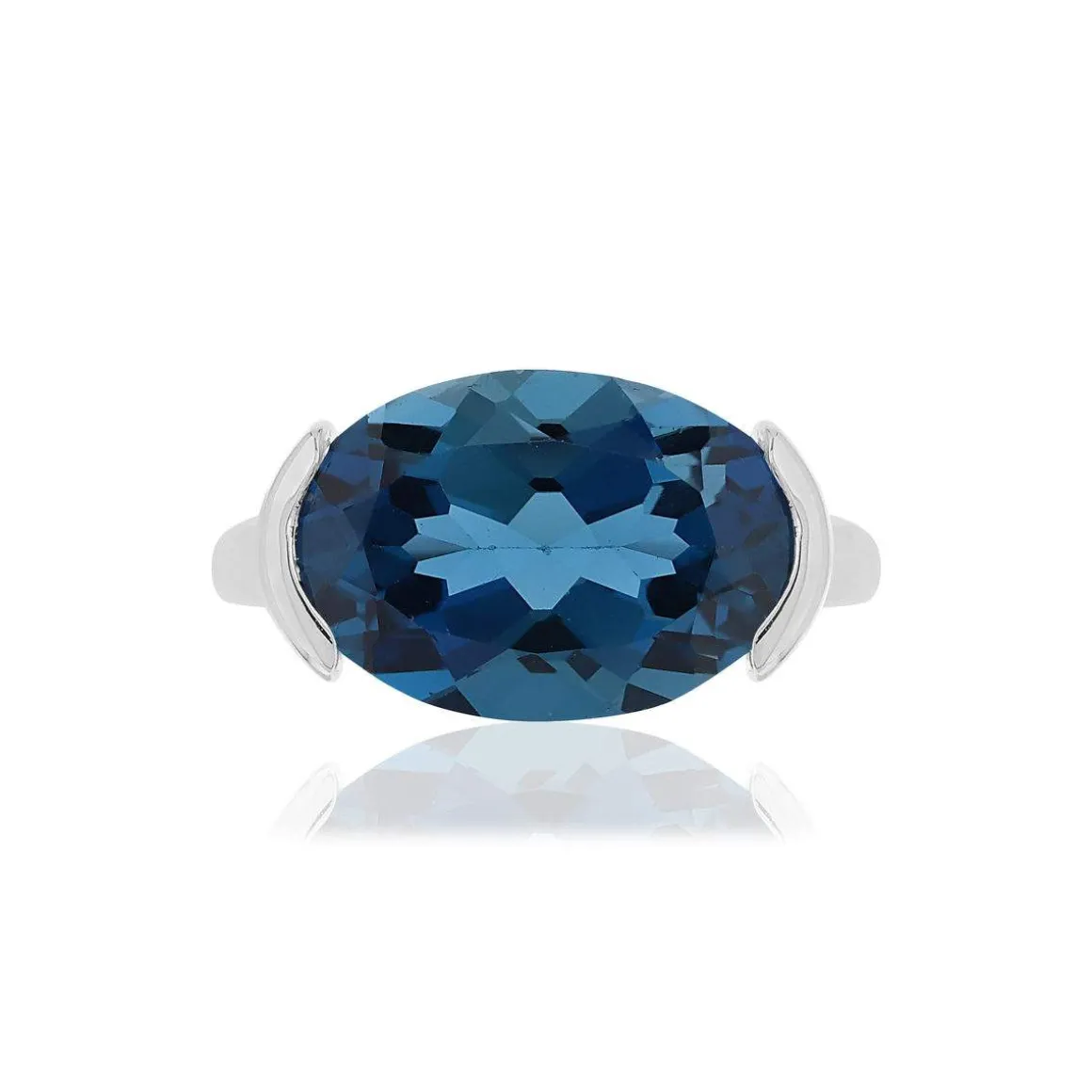 Bague or blanc 750, 1 topaze London Blue traitée de 7,42 carats.