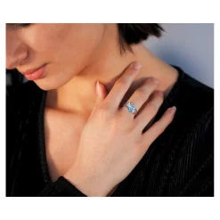Bague or 375 blanc topazes bleues traitées et topazes blanches