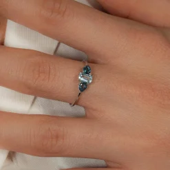 Bague or 375 blanc topazes bleues traitées