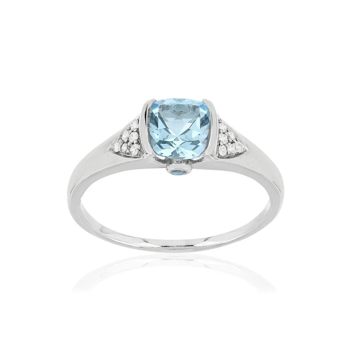 Bague or blanc 375, topazes bleue traitées et diamants.
