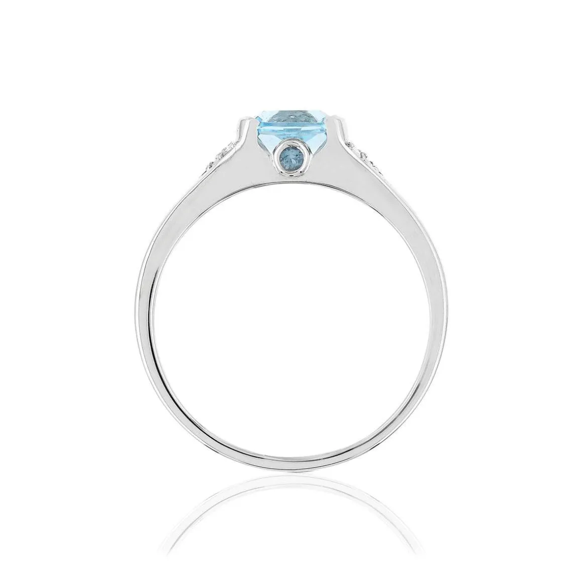 Bague or blanc 375, topazes bleue traitées et diamants.