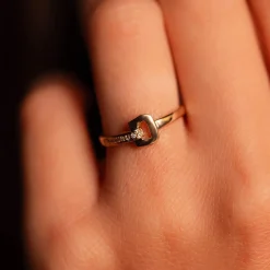 Bague or 750 jaune boucle et demi-tour diamants