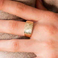 Bague or jaune 375, ciselé, motif soleil.