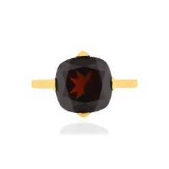 Bague or jaune 750, 1 grenat Rhodolite de 5,13 carats.
