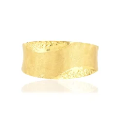 Bague or jaune 375, motif brossé et ciselé.