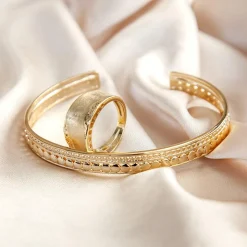 Bague or jaune 375, motif brossé et ciselé.