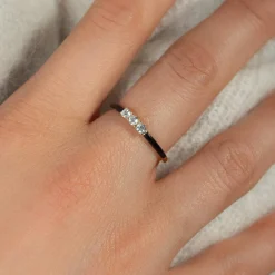 Bague or 375 jaune résine noire et 3 zirconias