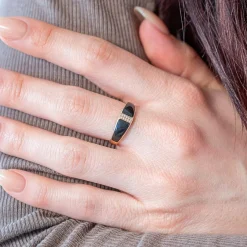 Bague or 375 jaune résine noire et zirconias