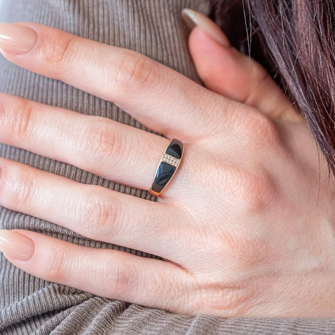Bague or 375 jaune résine noire et zirconias