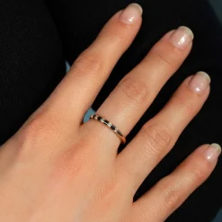 Bague or 375 jaune résine noire et zirconias.