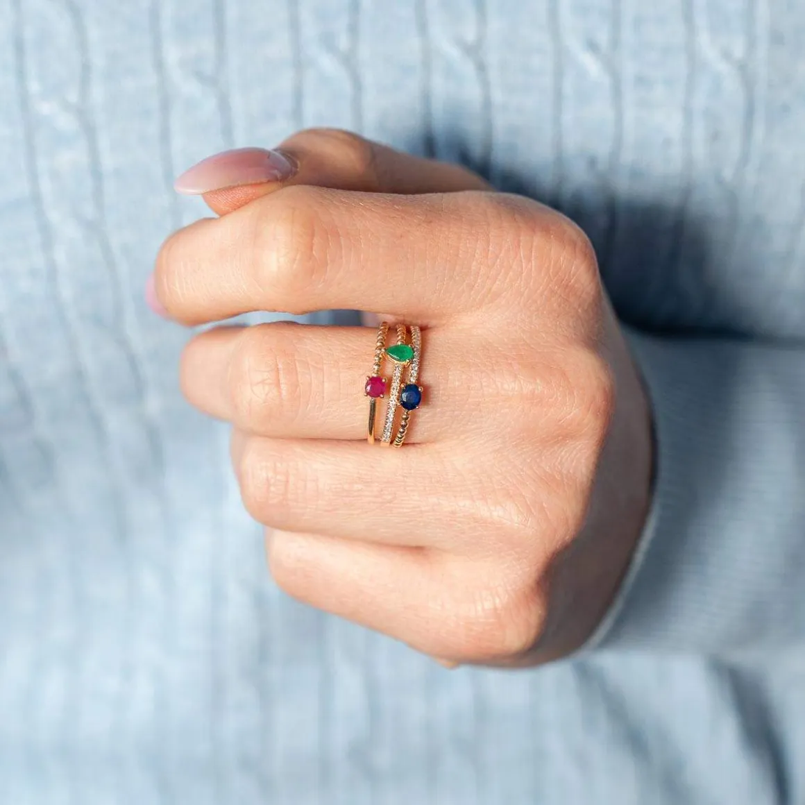 Bague or 750 jaune rubis, émeraudes, saphirs et diamants