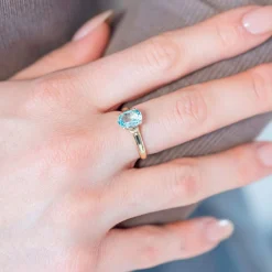 Bague or 375 jaune topaze bleue traitée