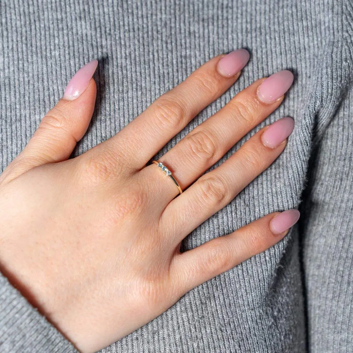 Bague or 375 jaune topazes bleues traitées