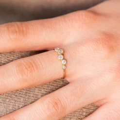 Bague or 375 jaune zirconias blancs