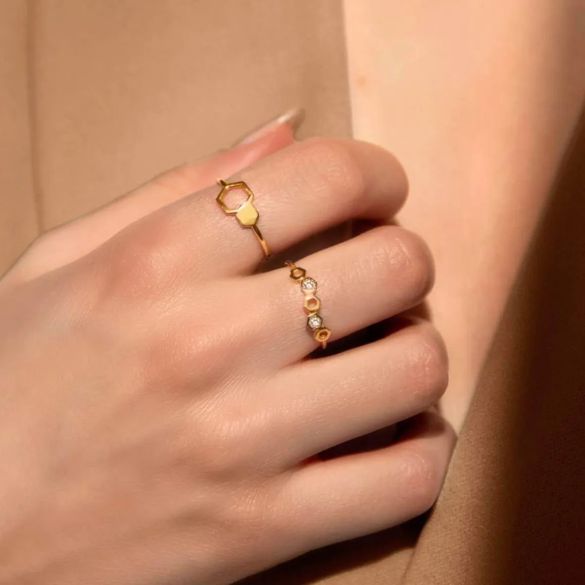 Bague or 375 jaune zirconias motif nids d'abeilles