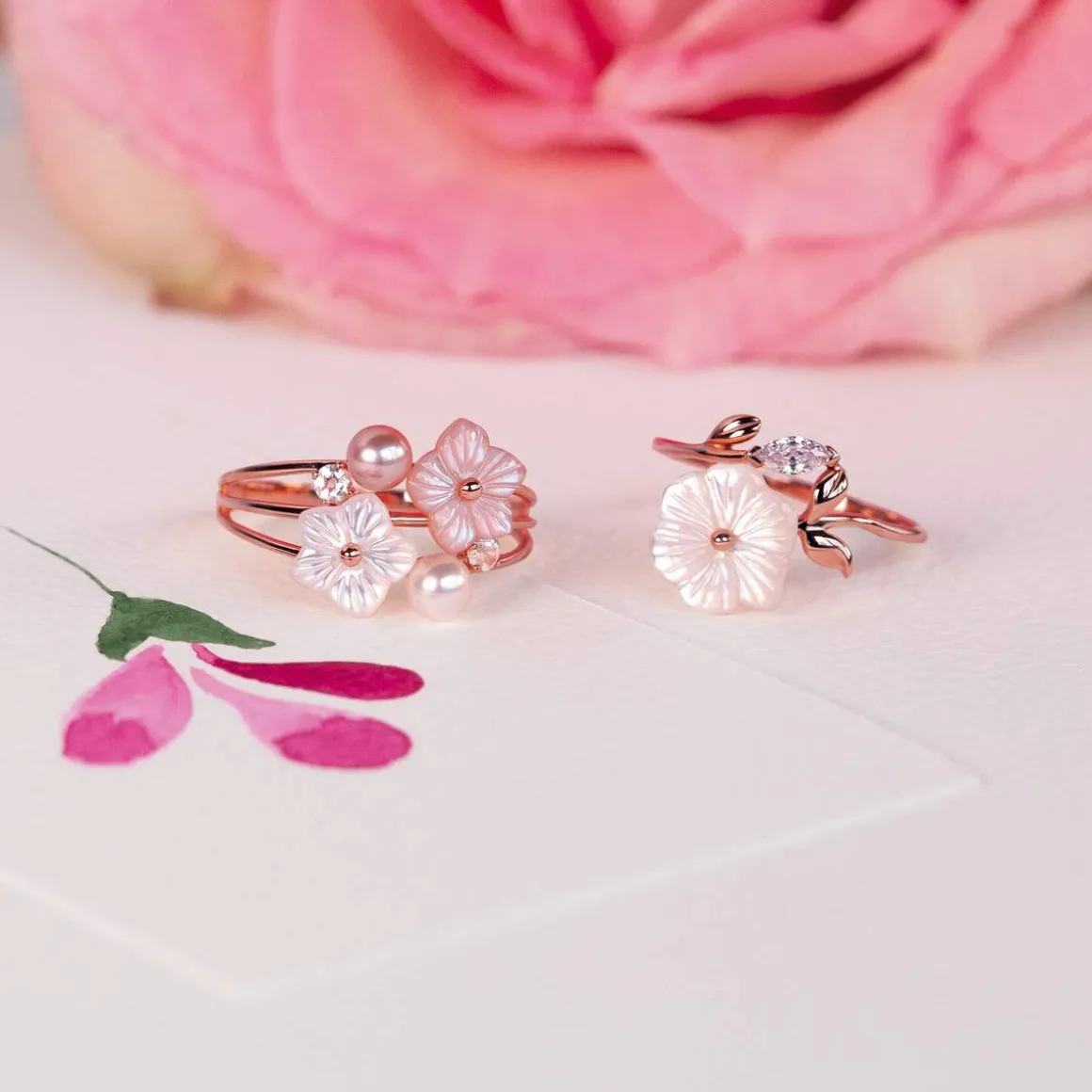 Bague or 375 rose fleurs nacres perles et topazes blanches