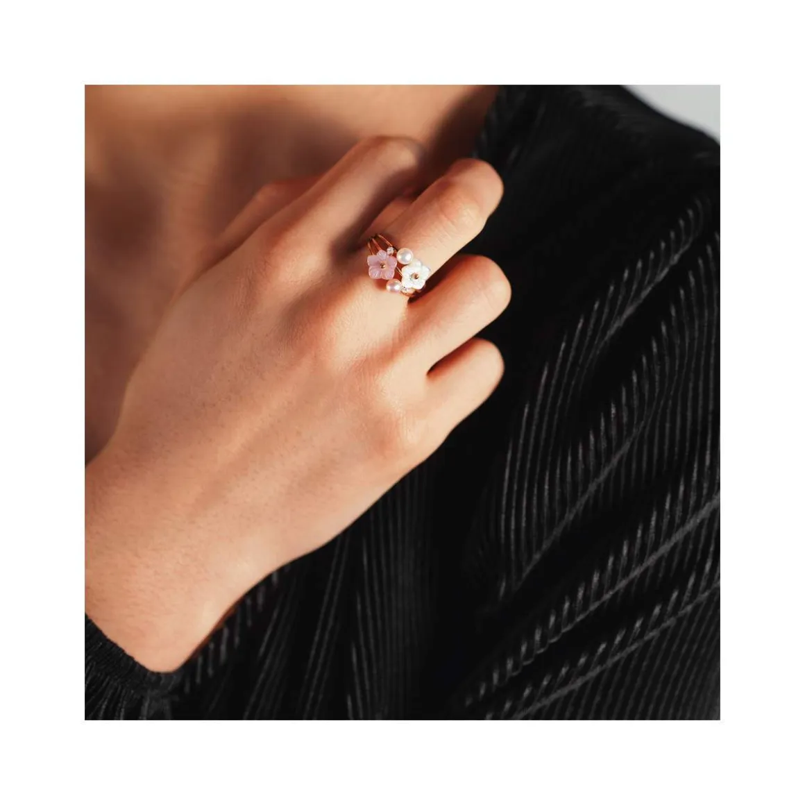 Bague or 375 rose fleurs nacres perles et topazes blanches