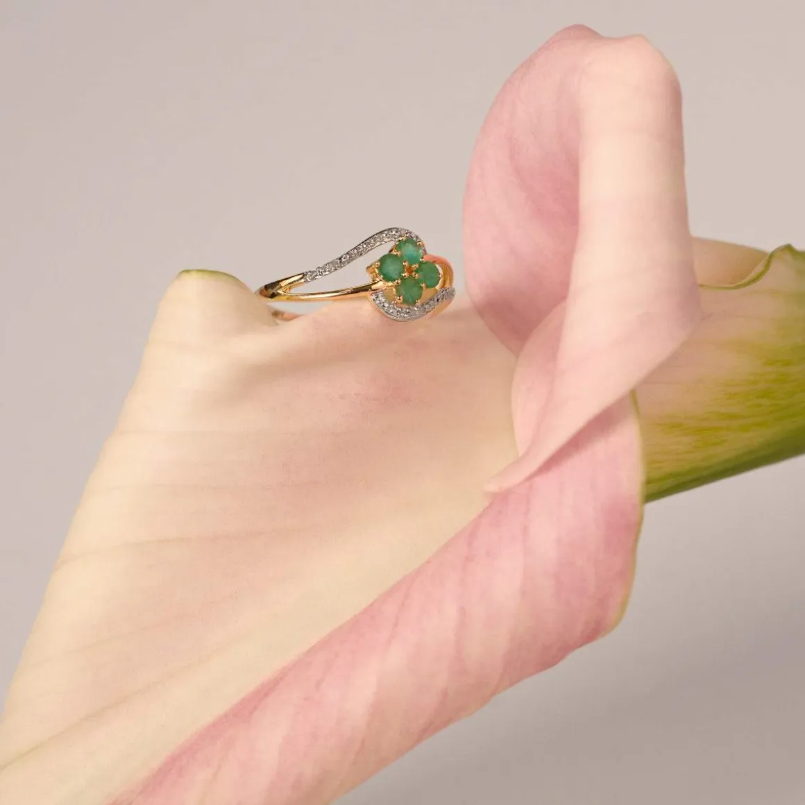 Bague or 375 2 tons ajourée émeraude et diamants