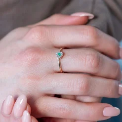Bague or 375 2 tons coeur émeraude et diamants