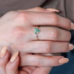 Bague or 375 2 tons fleur émeraudes et diamants