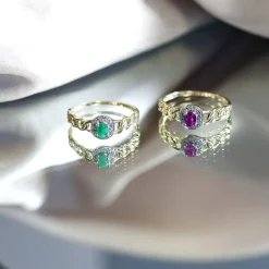 Bague or 375 2 tons, émeraude, diamants, motif maille gourmette