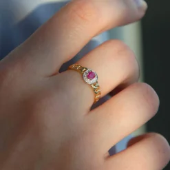 Bague or 375 2 tons, rubis et diamants, motif maille gourmette