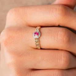 Bague or 375 2 tons, rubis et diamants, motif maille gourmette