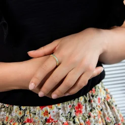 Bague plaqué or jaune et résine bleue